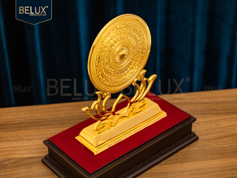 Biểu trưng mặt trống hoa sen mạ vàng 24k các kích thước